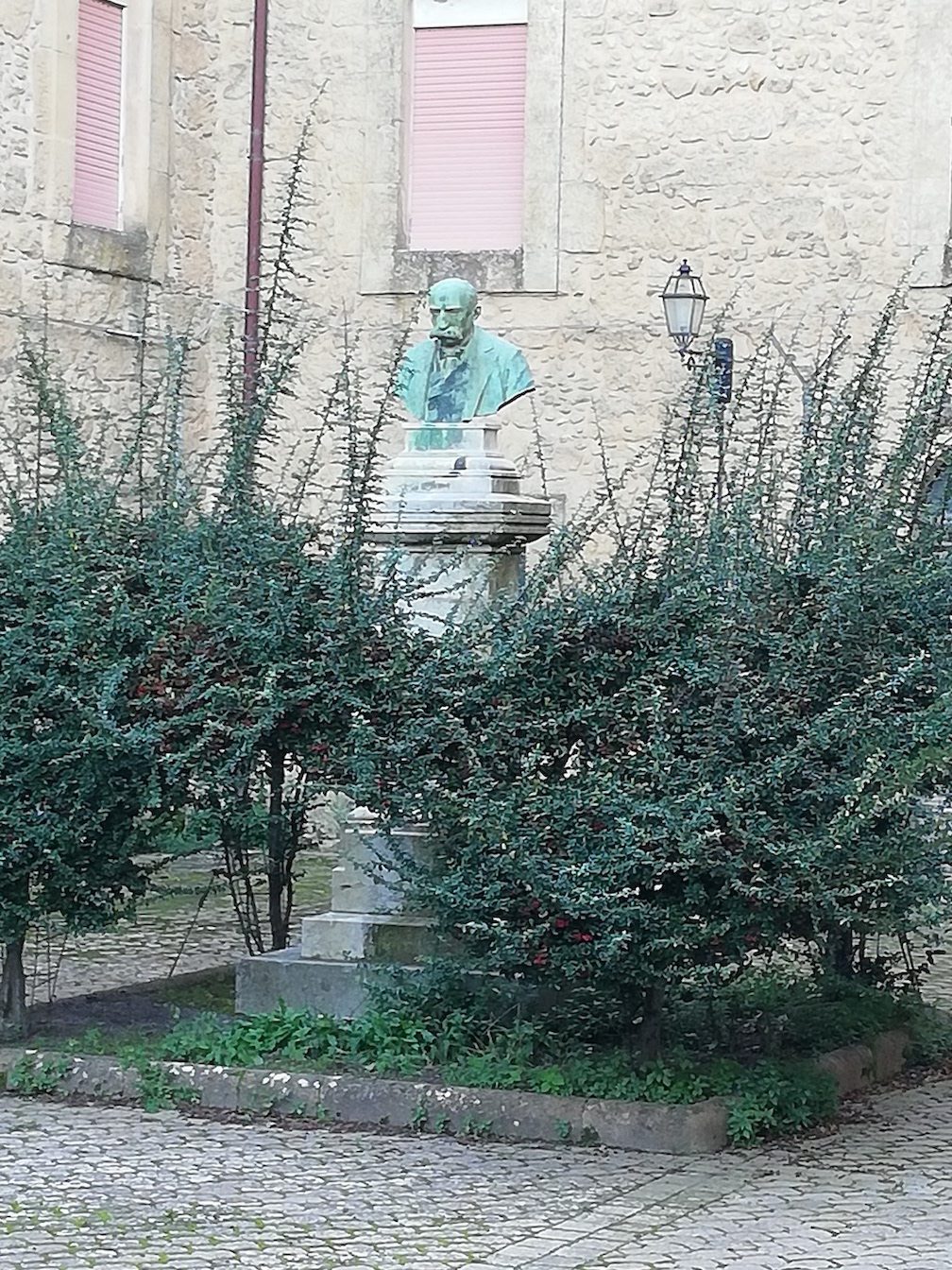 Pietro Farinato's bust 2.jpg